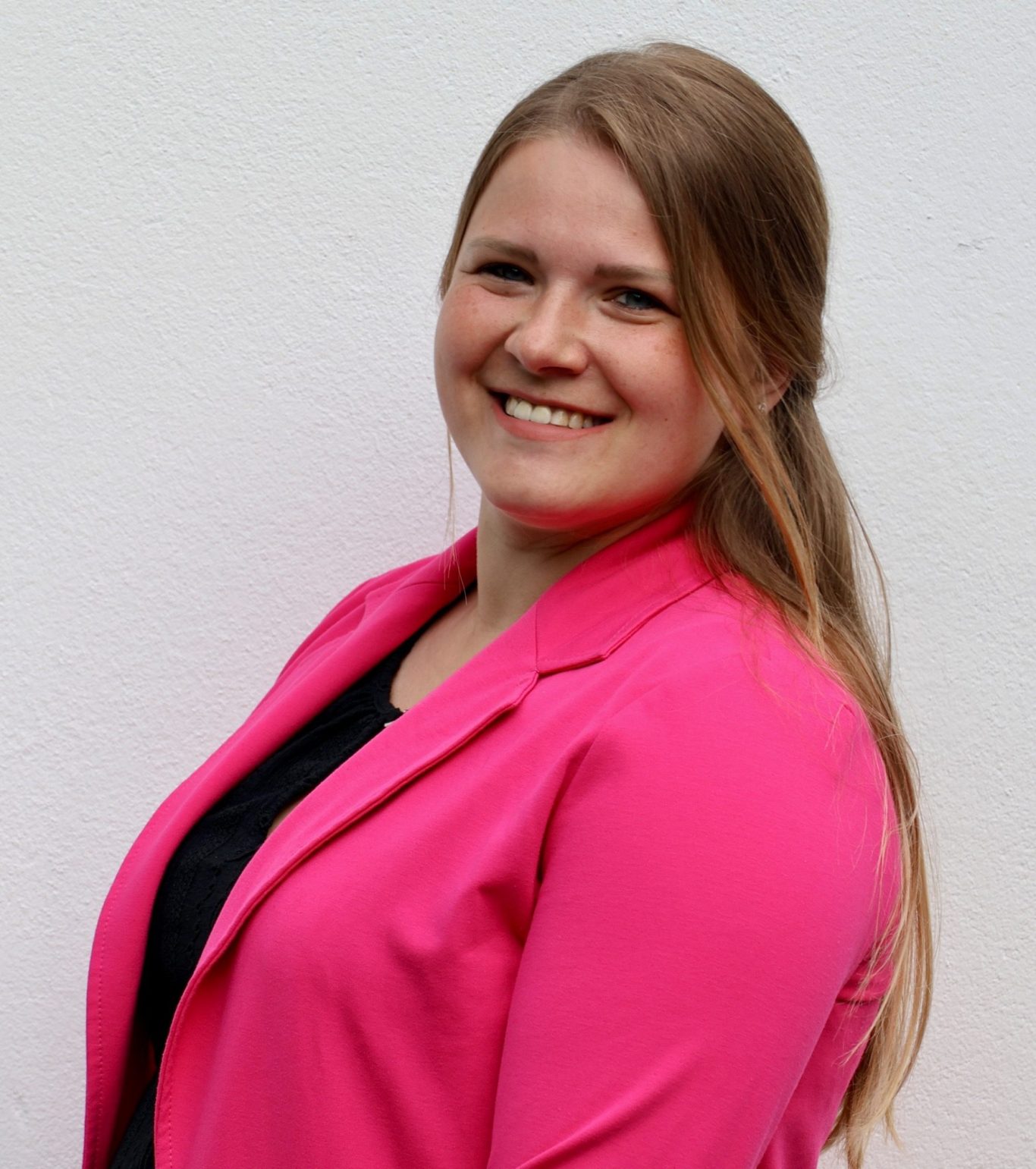 Vier Personen in schwarzen T-Shirts vor einem pinken Lieferwagen mit dem Logo „AP“.